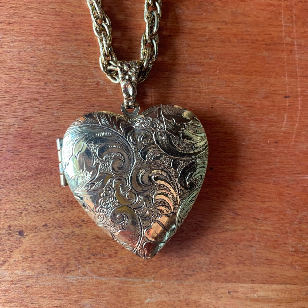 Vintage 1928 Heart Locket Pendant Necklace - Gold Tone